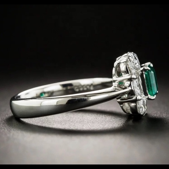 Simulated Emerald Luxury Ring Sz 8 - Picture 3 of 4